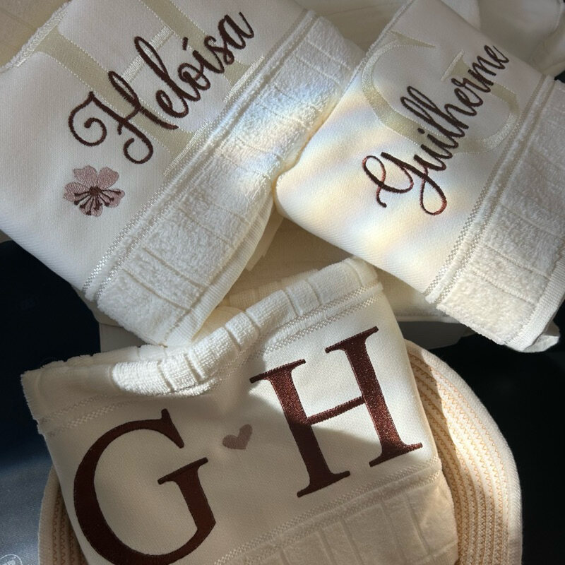 Kit de toalhas claras bordadas e personalizadas com nomes